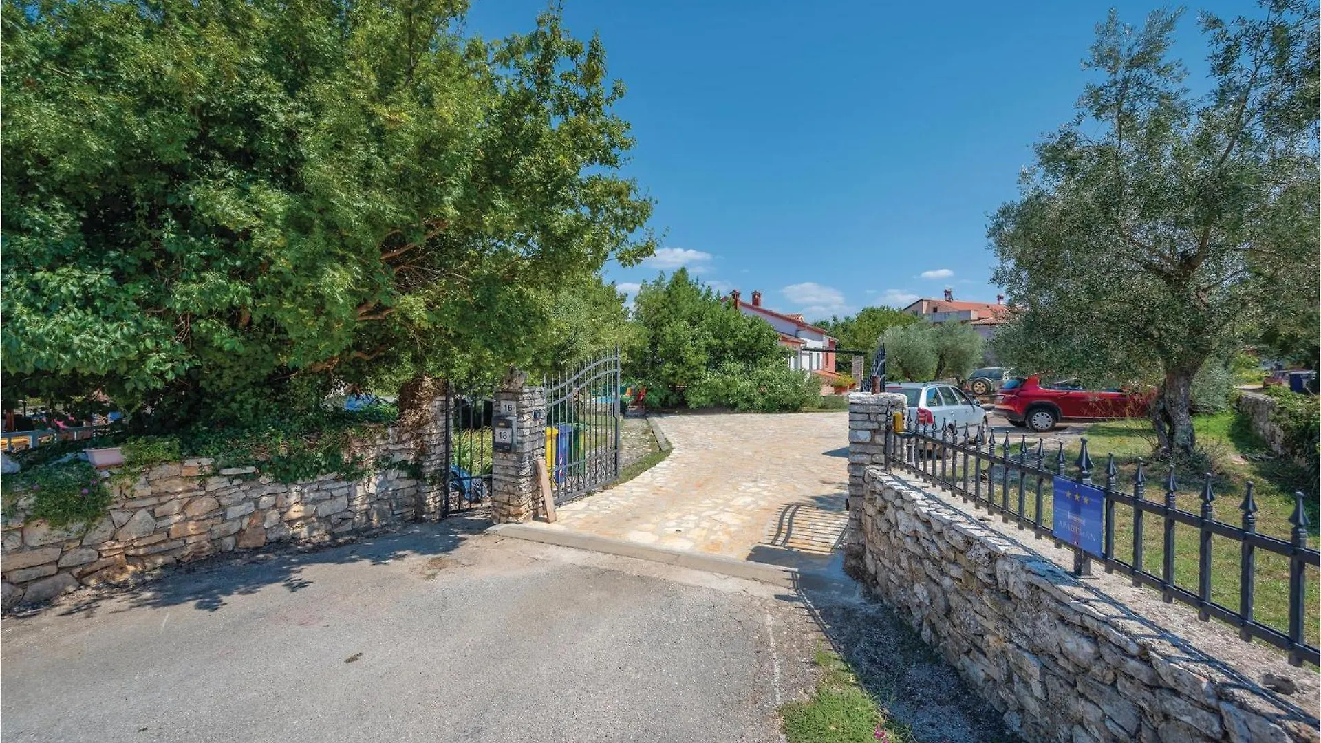 2 Bedroom Pet Friendly Apartment In Rovinj Rovinjsko Selo